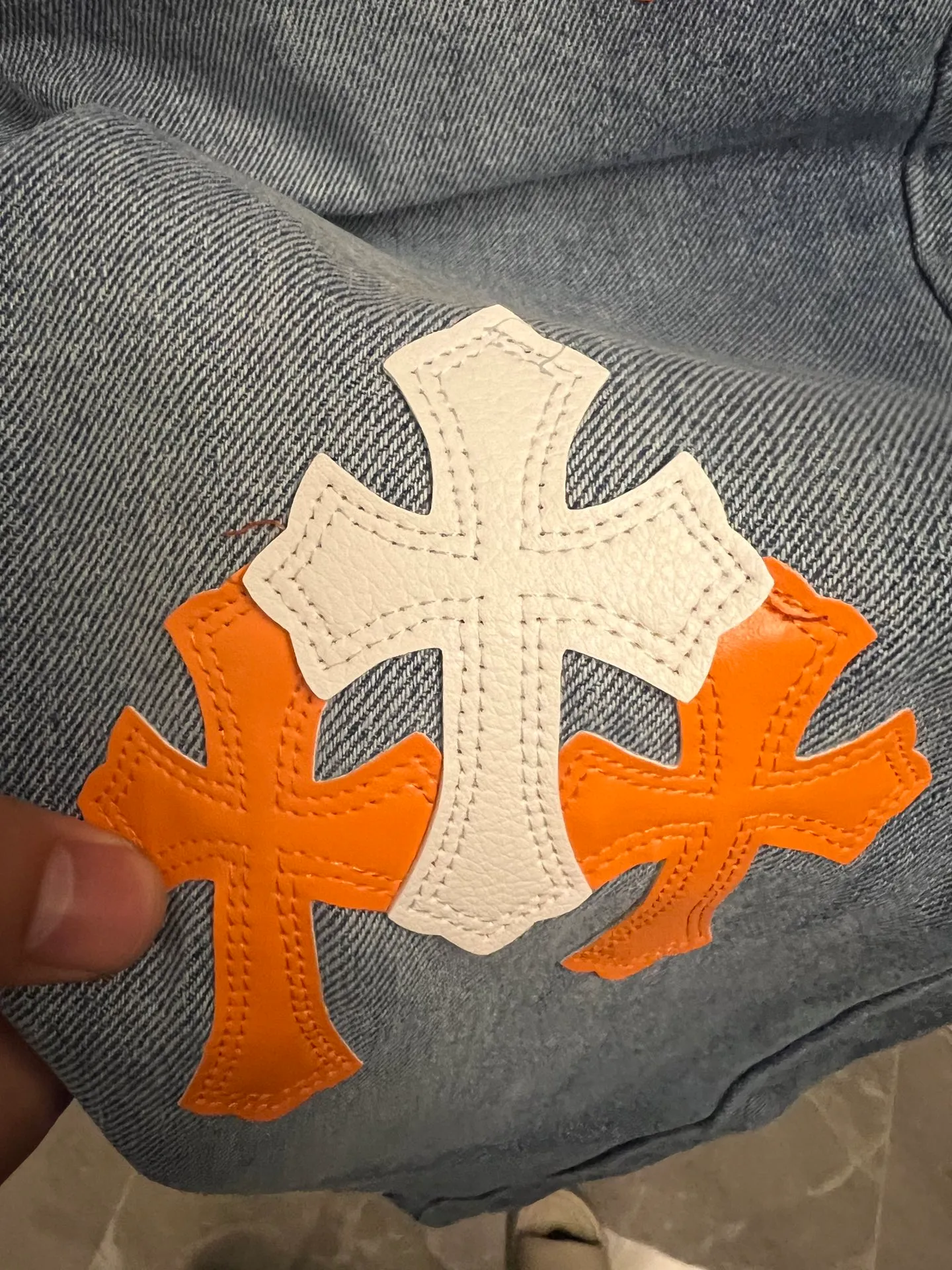 P260 [Next day] Chrome Hearts/Chrome Hearts 25FW CH Overseas Customized Limited Series Sanskrit Cross Patch Leather Jeans (Blue) Blue and Orange Color - Customized Limited Edition Fashion players, Chrome Hearts limited edition jeans are now available!  The unique color scheme is like the intertwining of vitality and romance of Hong Kong. The three-dimensional letters between the hips seem to tell the story of the city. The customized hardware, the three-dimensional and thick cross stamens, and the hand-cut leather washers make the details full of luxury.  Handcrafted and made of environmentally friendly materials, comfort and quality coexist. Owning it is not only an outfit, but also a status symbol. Globally limited edition, don’t miss it. Look for the exact version.  Size: 28 30 32 34 (corresponding to s-xl) Detailed size can be found in Figure 9